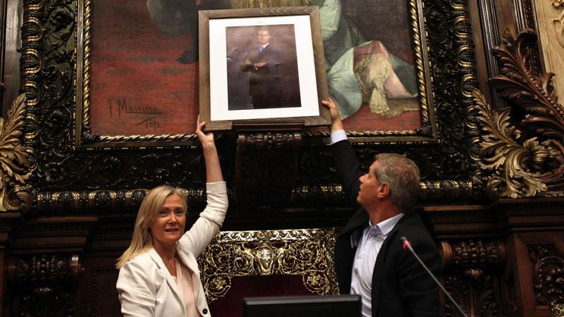 El PP cuelga una foto de Felipe VI donde estaba el busto de Juan Carlos I y Barcelona en Comú lo retira