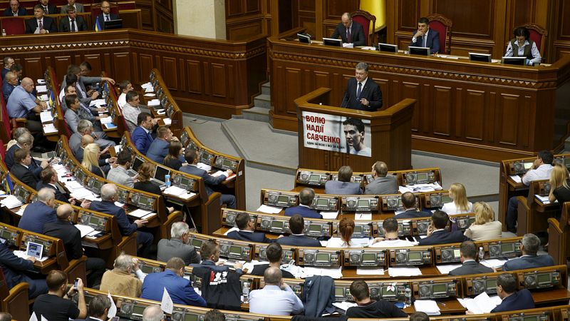 Ucrania prohíbe los partidos comunistas en el país