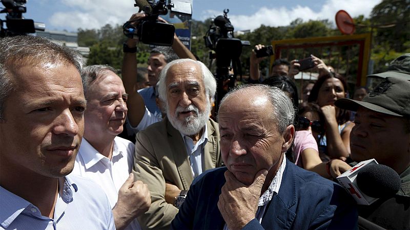 Unos senadores españoles no consiguen visitar en la cárcel al opositor venezolano Leopoldo López