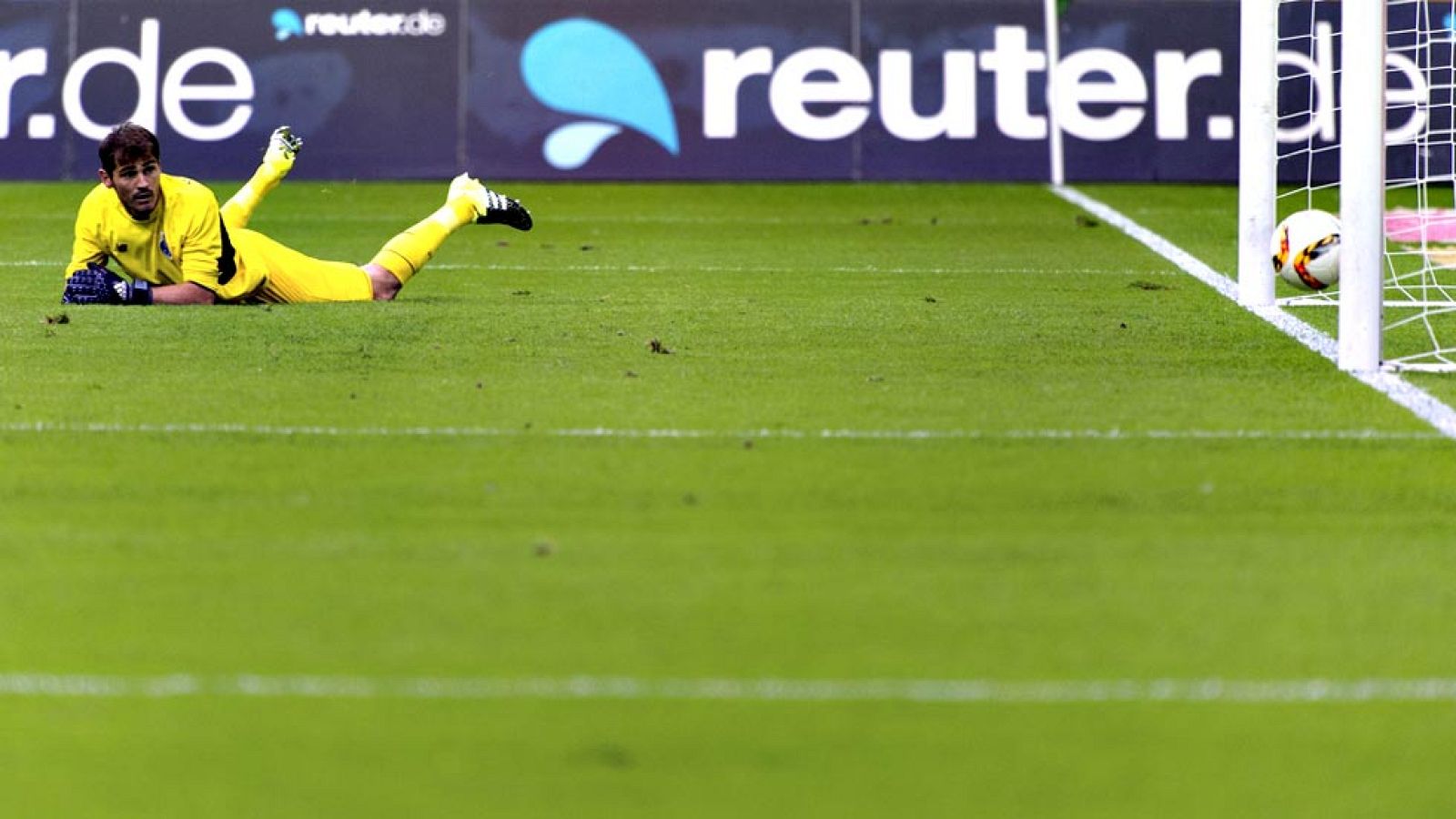 Iker Casillas, portero del Oporto y exfutbolista del Real Madrid, jugó los 90 minutos y encajó dos goles en la primera derrota de su equipo en pretemporada ante el Borussia Mönchengladbach, en un encuentro amistoso que dominó el equipo portugués en s