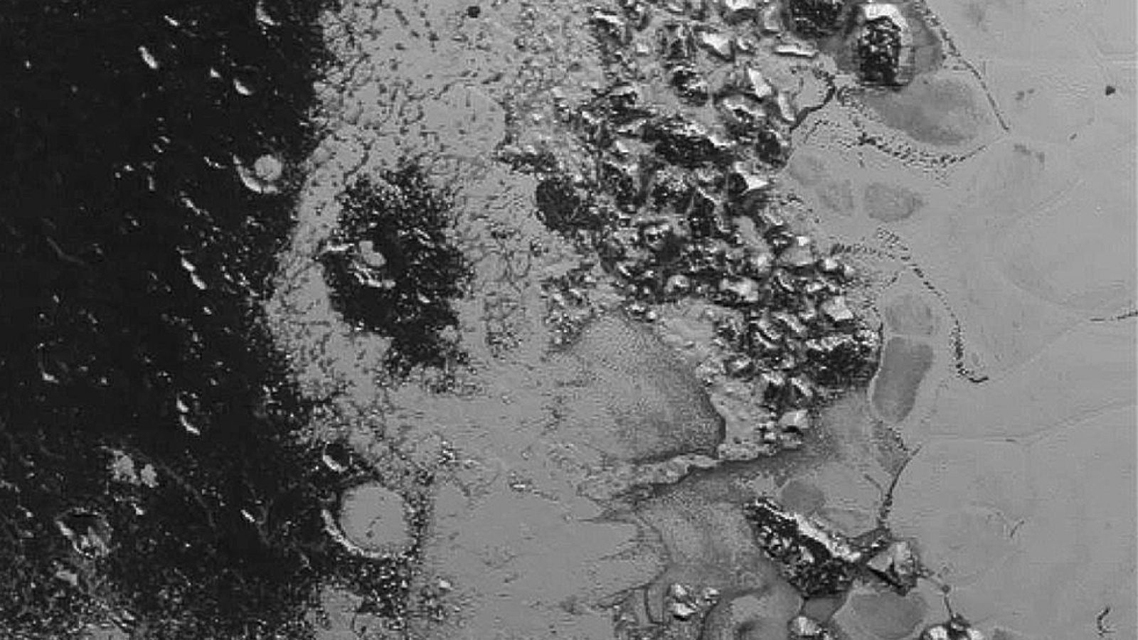 El tono rojizo de Plutón tiene que ver con la niebla de su superficie