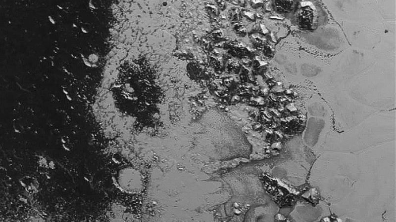 Las nuevas imágenes de la 'New Horizon' relacionan el tono rojizo de Plutón con la niebla en su superficie