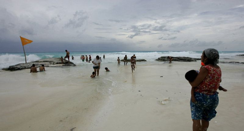 Alerta roja en el caribe mexicano por la llegada de la tormenta 'Dolly'