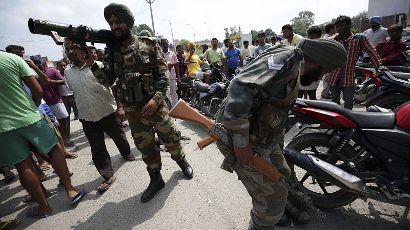 India anuncia que reforzará su frontera con Pakistán tras un ataque en el que han muerto nueve personas