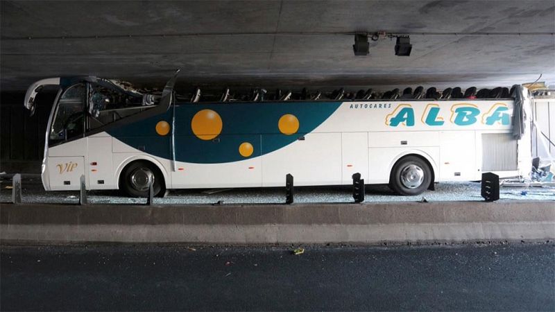La Fiscalía francesa imputa al conductor del autobús accidentado en Lille, aunque queda libre