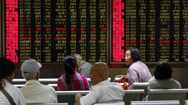 China confirma que entidades estatales continuarán comprando acciones para intentar frenar el descalabro bursátil