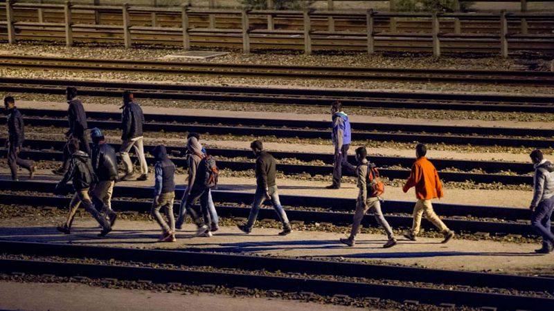 Unos 2.000 migrantes intentan entrar en el túnel del Canal de la Mancha