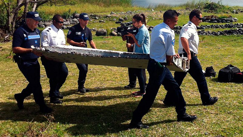 Malasia investiga si los restos de un avión hallados en el Índico pertenecen al vuelo desaparecido MH370