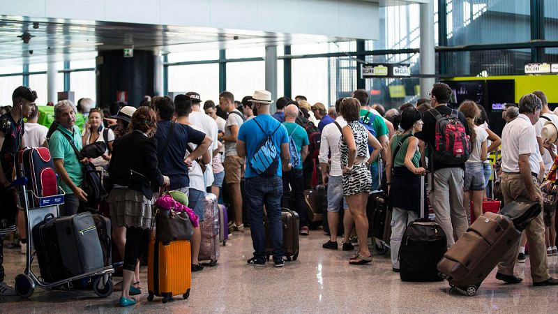 La autoridad de aviación civil italiana pide "intervenir" sobre Vueling por los retrasos y cancelaciones en Roma