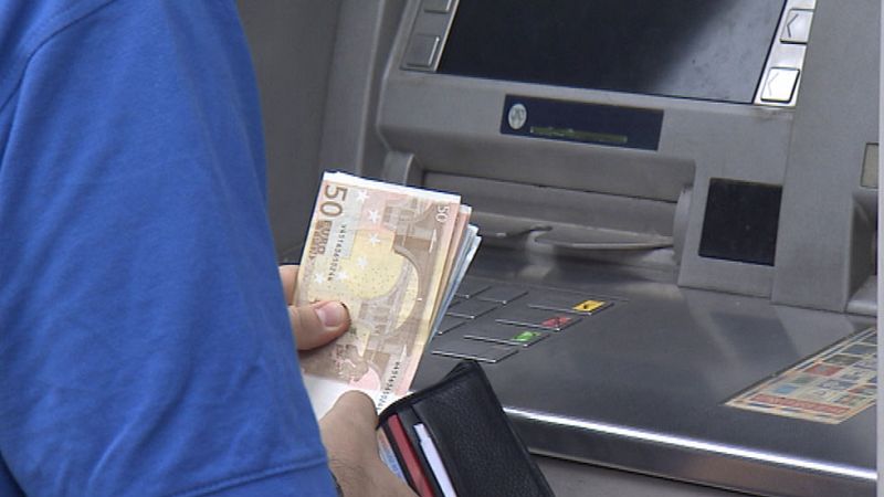 El Banco de España recuerda que solo debe cobrarse una comisión por retirar efectivo de un cajero automático