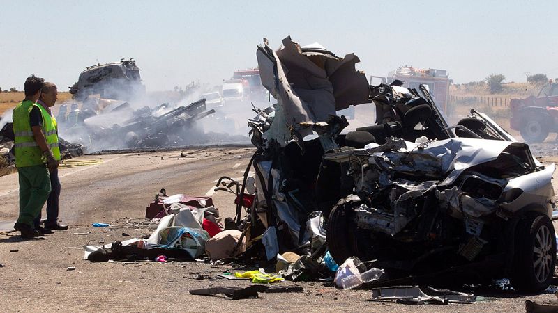 Tres niños mueren al colisionar un turismo y un camión en Zamora