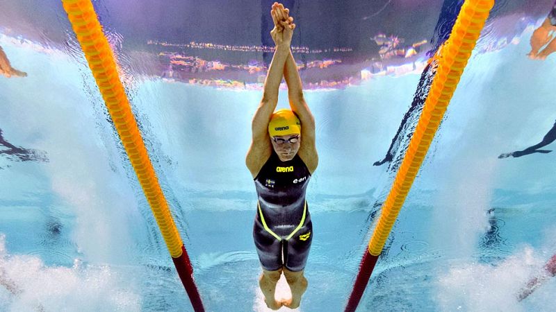 El récord de Sjostrom en los 100 mariposa ilumina el estreno de la natación