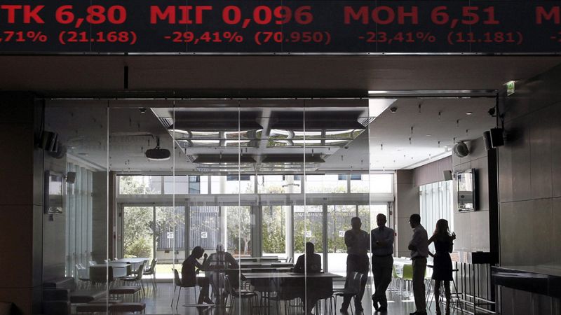 Lunes negro en la Bolsa de Atenas, que se desploma un 16,23% en su primera sesión tras cinco semanas de cierre