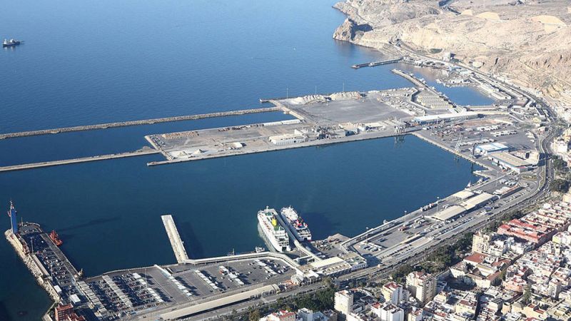 Muere en una maleta un inmigrante que se coló en un barco que cubre la ruta Melilla-Almería