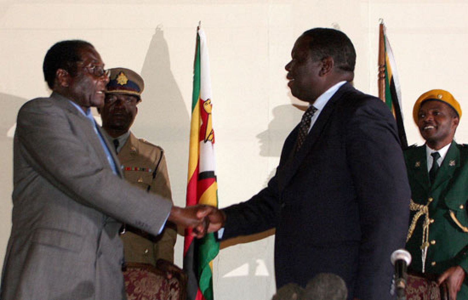 Gobierno y oposición firman un acuerdo  en Zimbabue | Ver