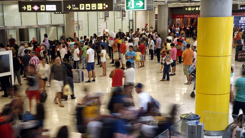 Los controladores aéreos no convocarán paros en agosto para no afectar a los viajeros