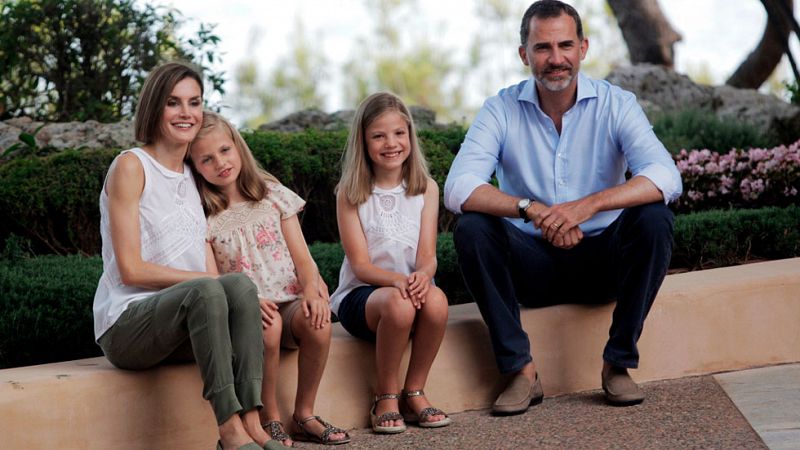 Los reyes posan con sus dos hijas en los jardines del Palacio de Marivent