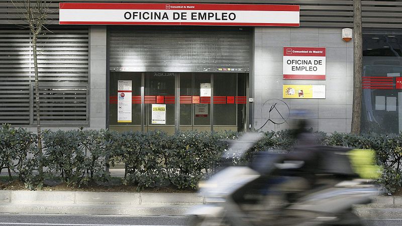 El Gobierno prevé reducir un 21,7% el gasto en prestaciones por paro y sube un 9,9% el de políticas de empleo