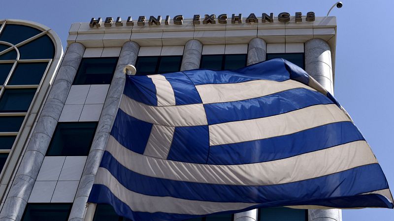 La Bolsa de Atenas cae un 1,22% pero los bancos helenos se desploman un 30%, el máximo permitido