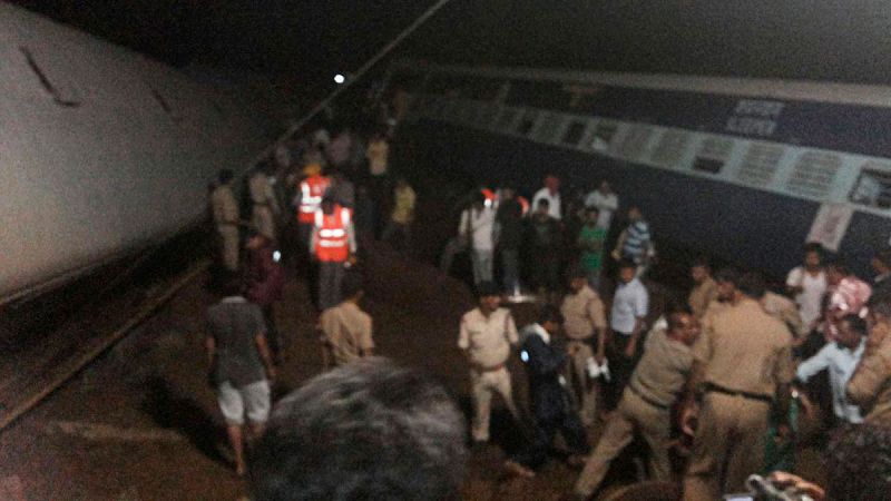 Más de una veintena de muertos en el descarrilamiento de dos trenes sobre un río en la India