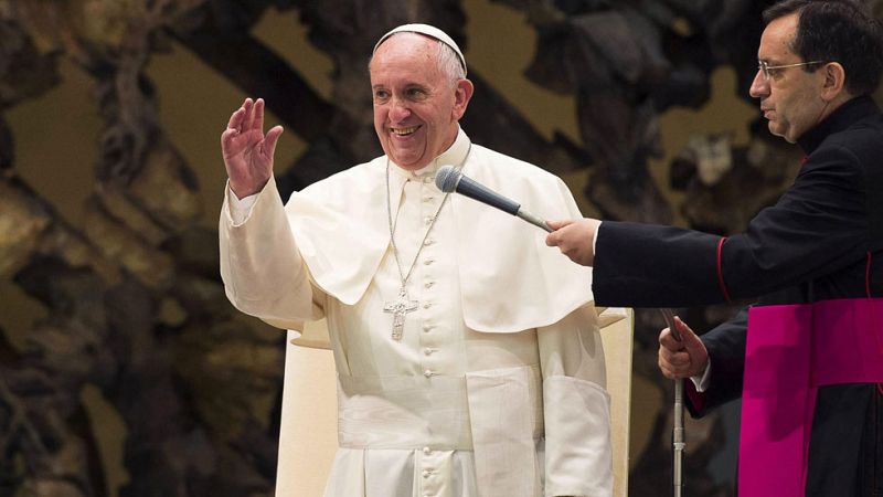 El papa dice que los divorciados "no están excomulgados" en su mensaje previo al Sínodo de la Familia