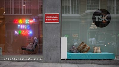 En la calle alguien - Spaces Not Spikes: colchones y libros contra pinchos anti-sintecho - Escuchar ahora