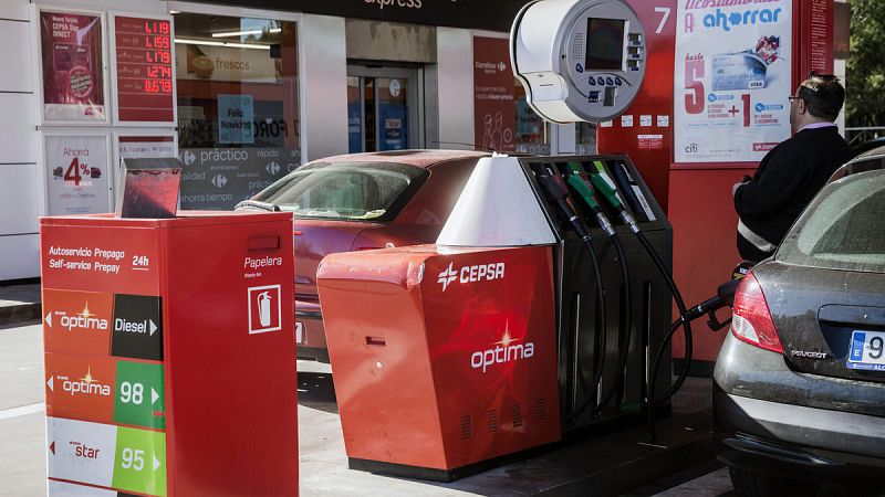 El diésel se abarata casi un 5% en el último mes, mientras el precio de la gasolina baja un 3,2%