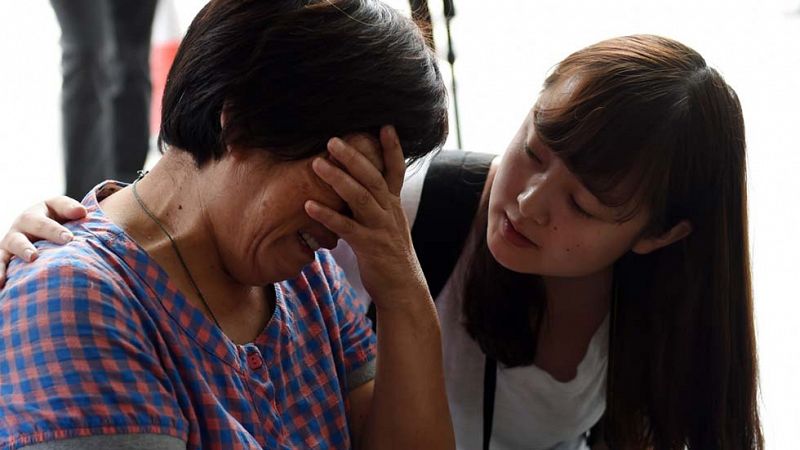 Familiares de los pasajeros del vuelo MH370 desconfían del hallazgo de los restos en la isla de La Reunión