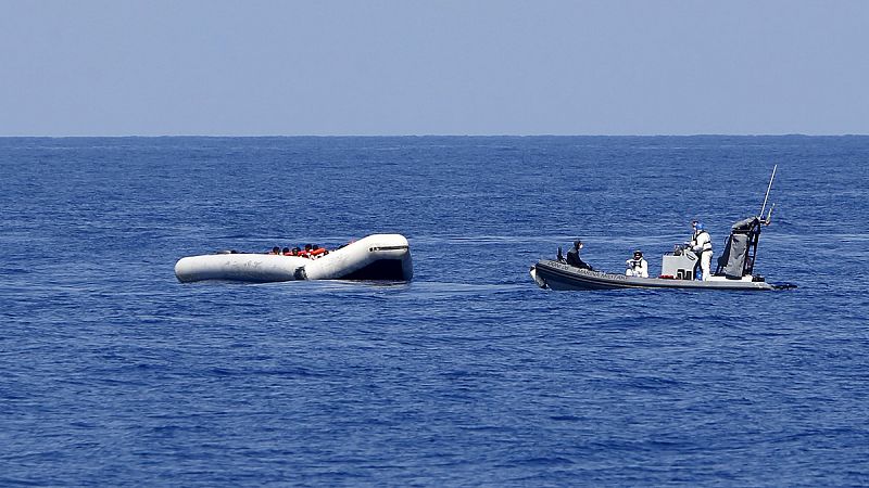 La Guardia Costera italiana rescata a 381 personas en la misma zona donde volcó otra embarcación