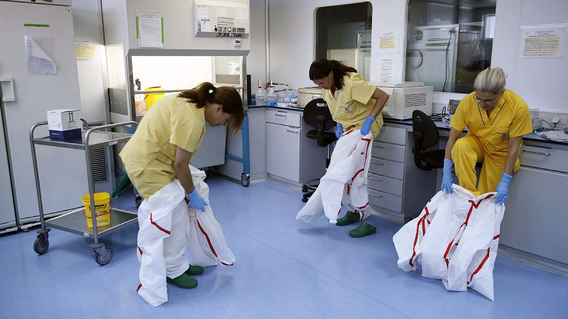Los profesionales y Sanidad de Madrid coinciden en que España está mejor preparada contra el ébola un año después del primer caso