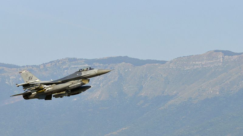 EE.UU. da un paso más en su apoyo a Turquía y despliega seis cazas F-16 contra el EI