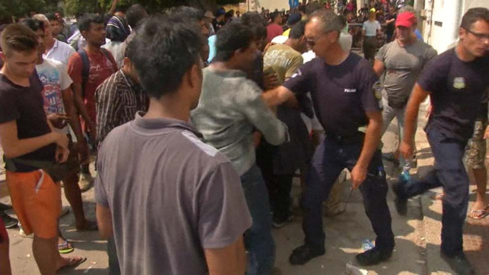 Un policía griego amenaza con un cuchillo a inmigrantes - La tarde en 24h | Ver