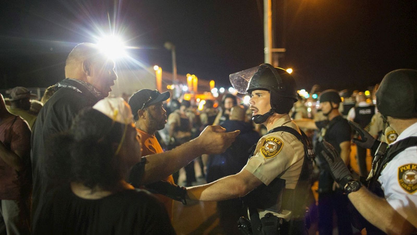 Decenas de detenidos en una nueva noche de protestas en Ferguson