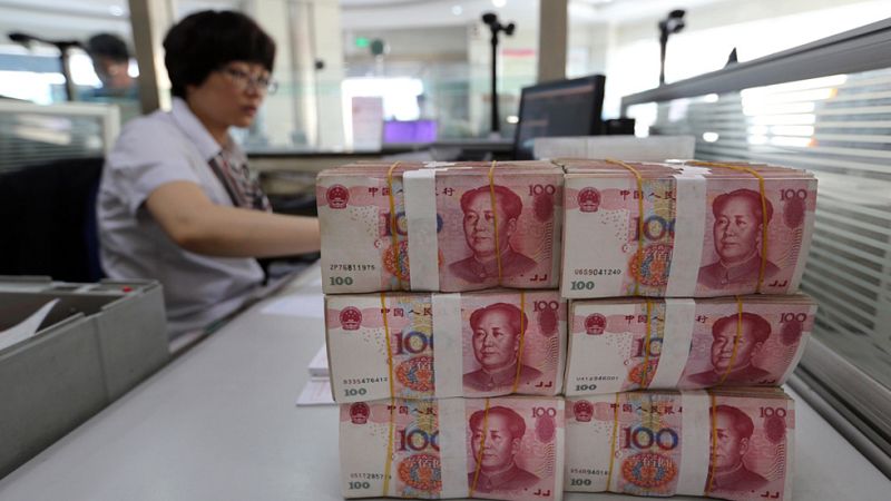 China devalúa su moneda un 2% frente al dólar tras empeorar sus resultados económicos