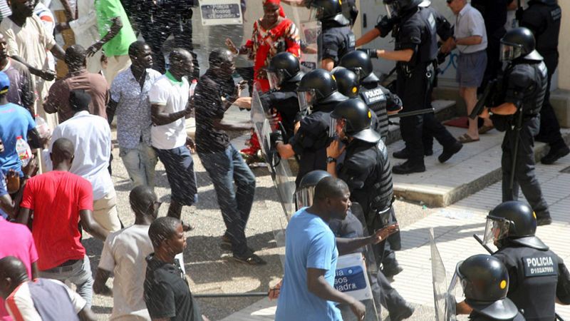 La muerte de un senegalés en una redada contra el 'top manta' provoca una oleada de disturbios en Salou