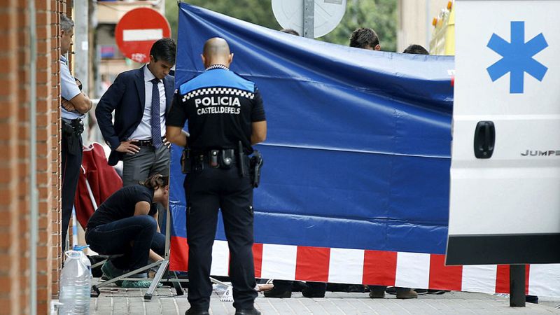 Detenido un hombre por asesinar presuntamente a su expareja en la calle en Castelldefels, Barcelona