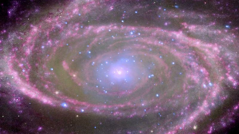 Descubren el agujero negro más pequeño observado en el centro de una galaxia