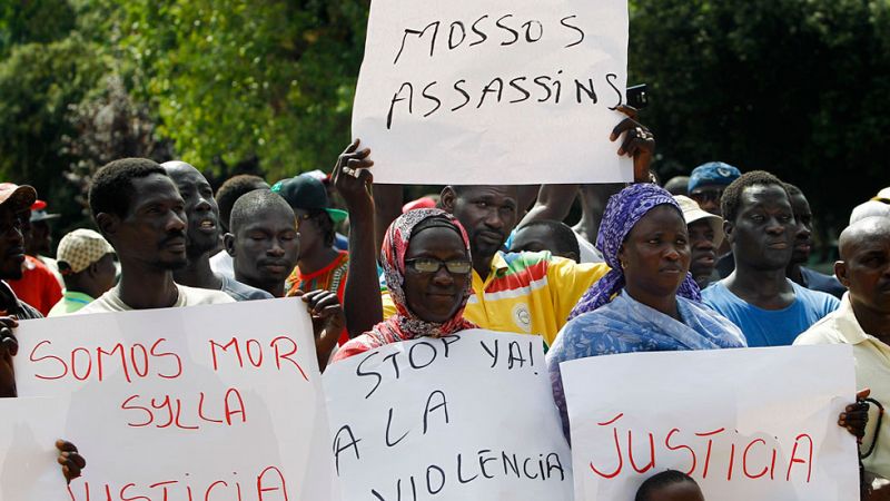 Un testigo afirma que los mossos forcejearon con el senegalés muerto en Salou, pero la Generalitat lo niega