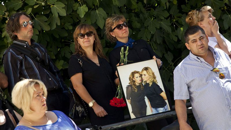 Centenares de personas asisten a los funerales de las dos chicas asesinadas en Cuenca