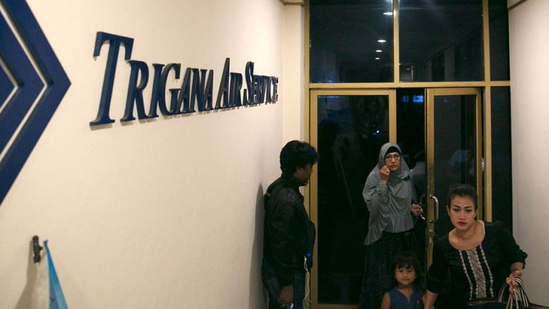 Hallan restos del avión indonesio desaparecido en la región de Papúa