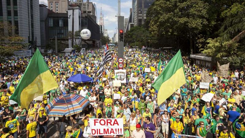 Decenas de miles de personas se manifiestan en Brasil contra la gestión económica de Rousseff