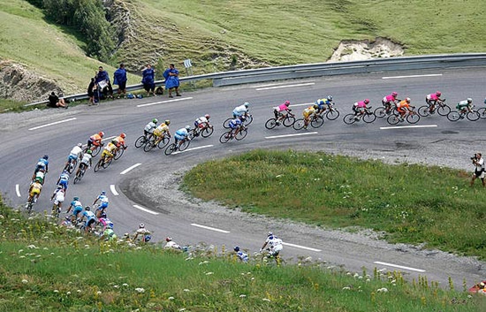 Llegan las curvas más famosas del Tour.