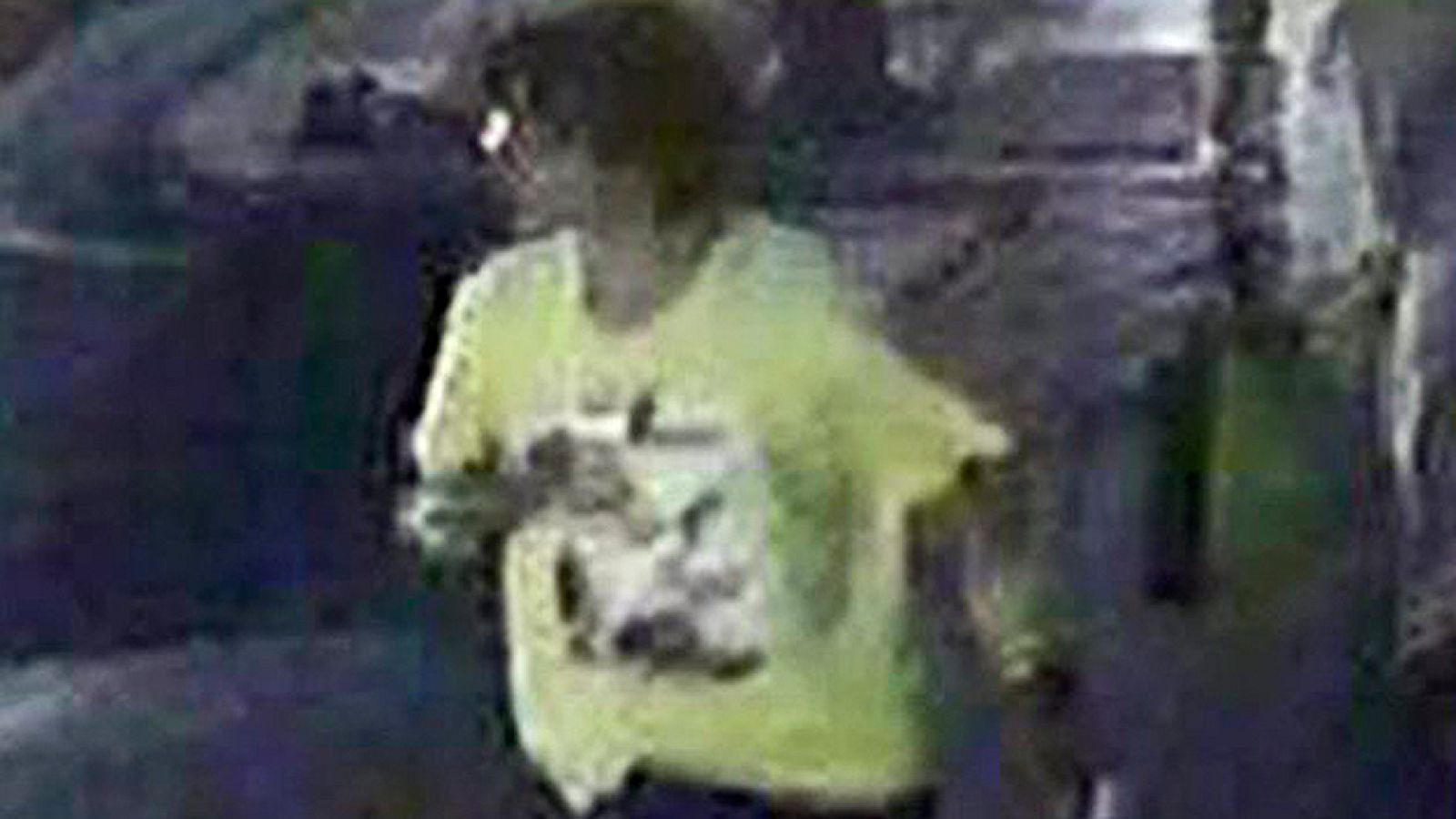 Tailandia sigue la pista de un hombre grabado por las cámaras en el lugar del atentado de Bangkok - Informativo 24h | Ver