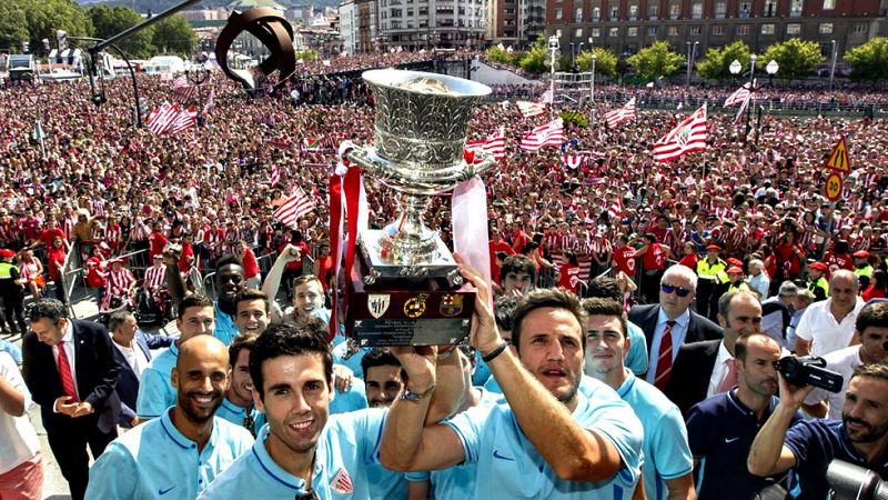 El Athletic luce la Supercopa en Bilbao ante miles de aficionados