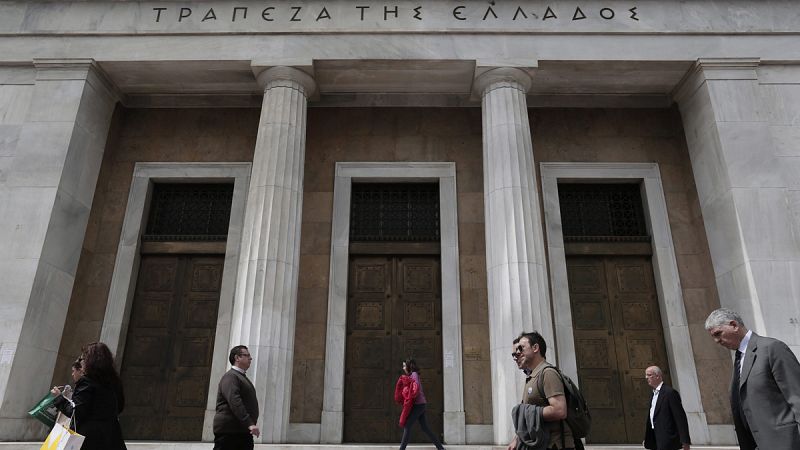 Grecia permitirá por primera vez desde el 'corralito' transferir al extranjero hasta 500 euros al mes