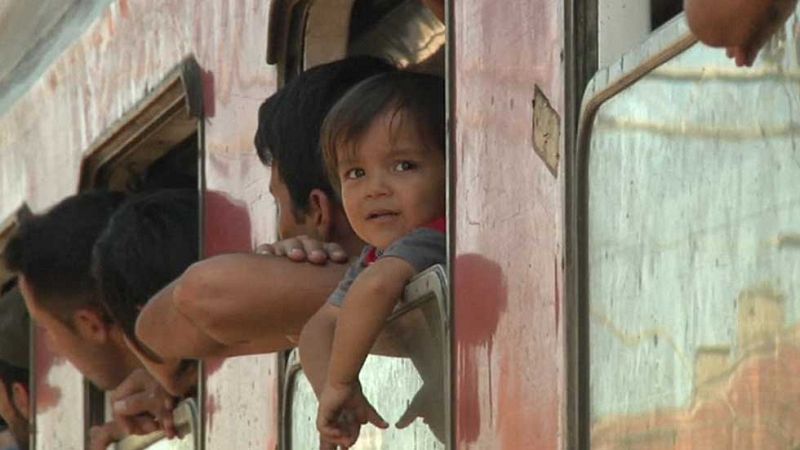 Miles de refugiados esperan hacinados en Macedonia un tren que les lleve al norte de Europa
