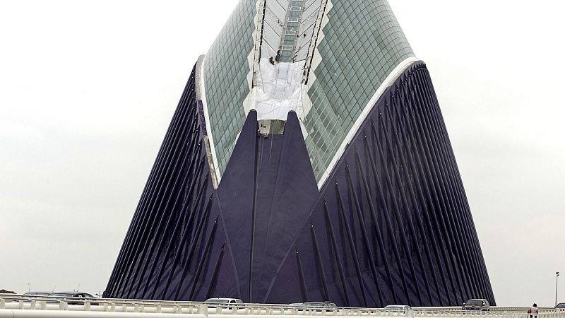 Calatrava pide mejoras en el Ágora para "evitar que se caiga la fachada"