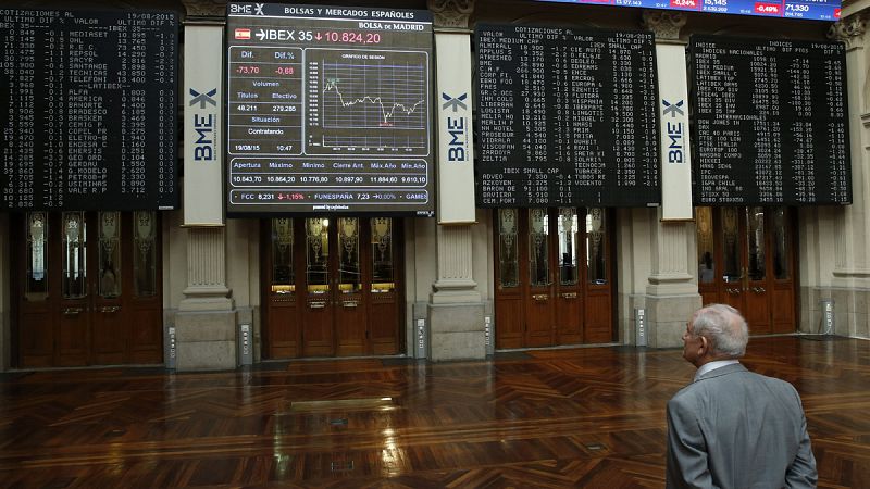 El IBEX 35 baja un 1,06% y cierra por debajo de los 10.800 puntos