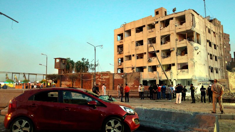 Un coche bomba cerca de un importante cuartel en El Cairo causa una treintena de heridos