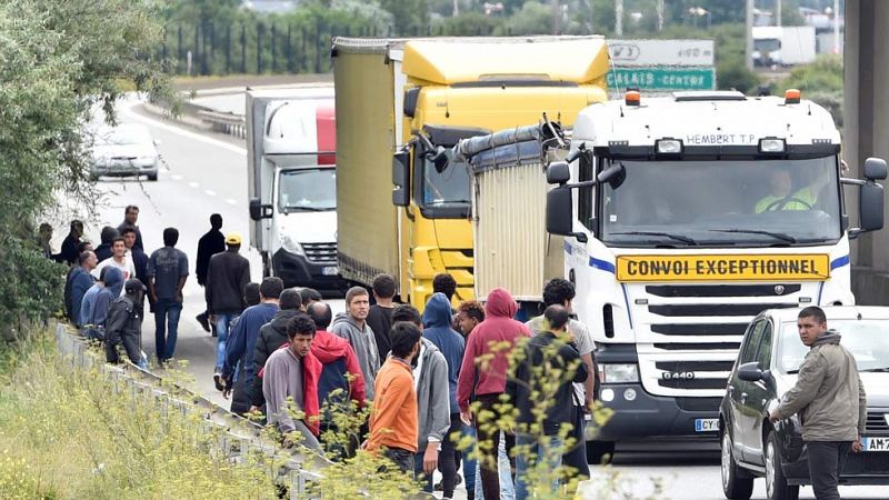 Francia y Reino Unido firman un acuerdo de seguridad para frenar la crisis migratoria en Calais